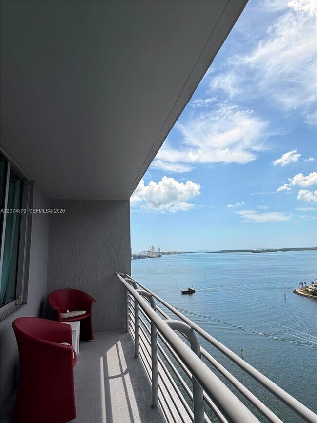 Foto del edificio - 335 S Biscayne Blvd