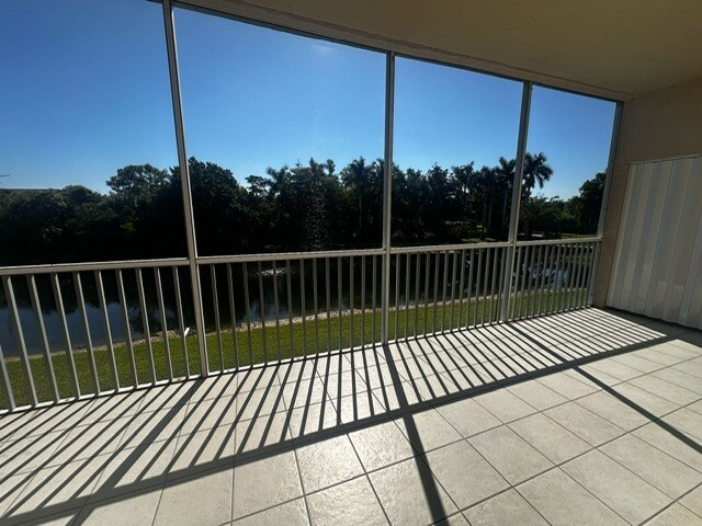 Building Photo - 14831 Park Lake Dr