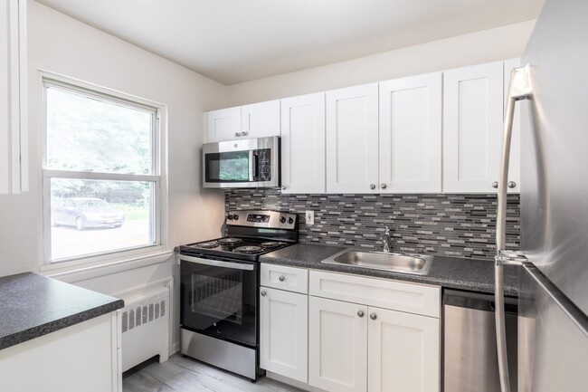 Building Photo - Cozy and Modern One-Bedroom Apartment in M...
