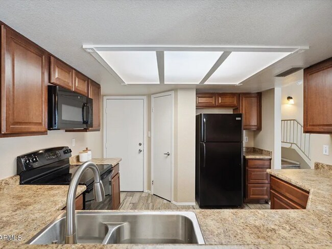 Foto del edificio - READY TO TOUR NOW! Charming 3-Bedroom 3-Bathroom Corner Townhouse in Peoria!
