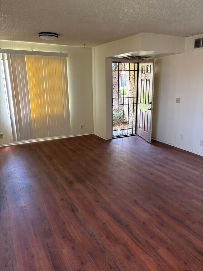 Foto del edificio - 2554 Olive Dr