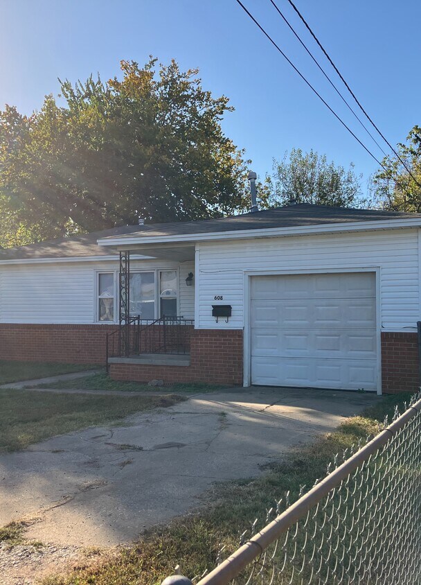 Primary Photo - 608 E Washington St