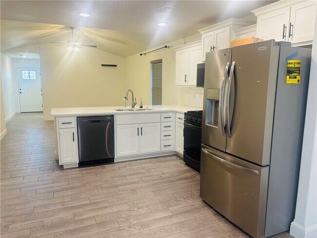 Foto del edificio - 2131 Wildflower Dr
