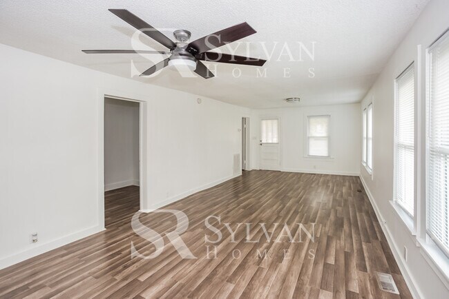 Building Photo - Cute, cozy and comfortable