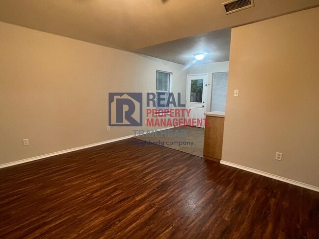 Building Photo - Welcoming - 3 Bed/2 Bath - Move In Ready!