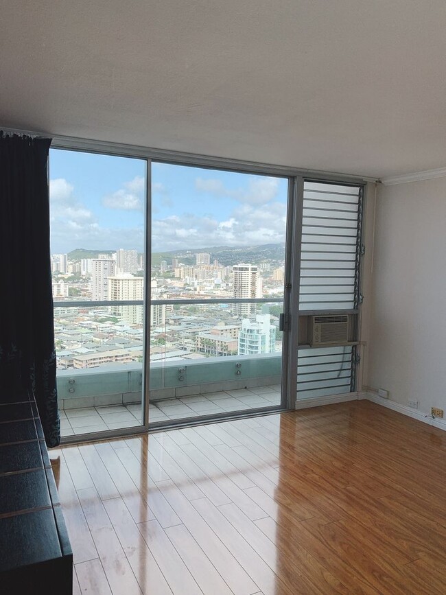 Building Photo - Ala Wai Plaza Skyrise Updated Unit!