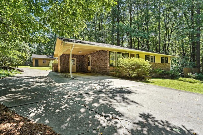 Building Photo - Charming 3BR 1 BTH Home with Inground Pool...