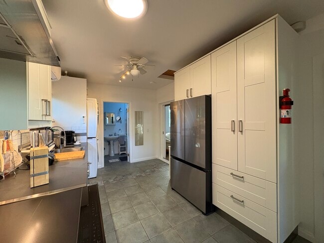 Building Photo - 3139 Veteran Ave