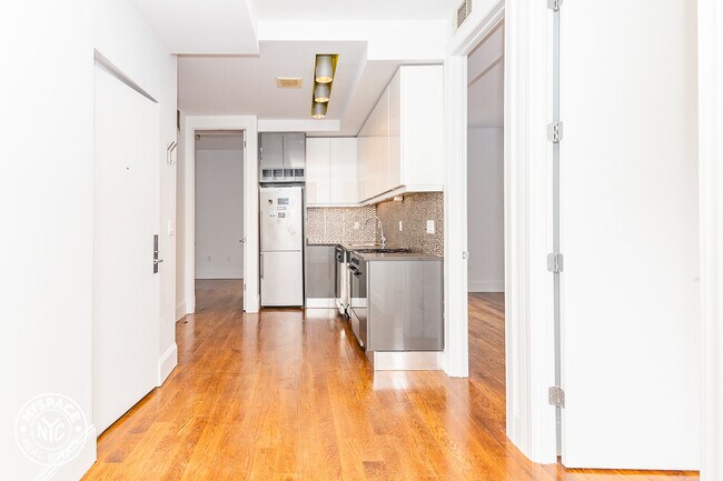 Foto del edificio - 16-55-55 Putnam Ave