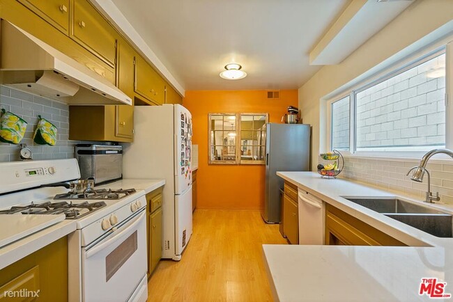 Building Photo - 2 br, 2 bath Condo - 4445 Cartwright Ave A...