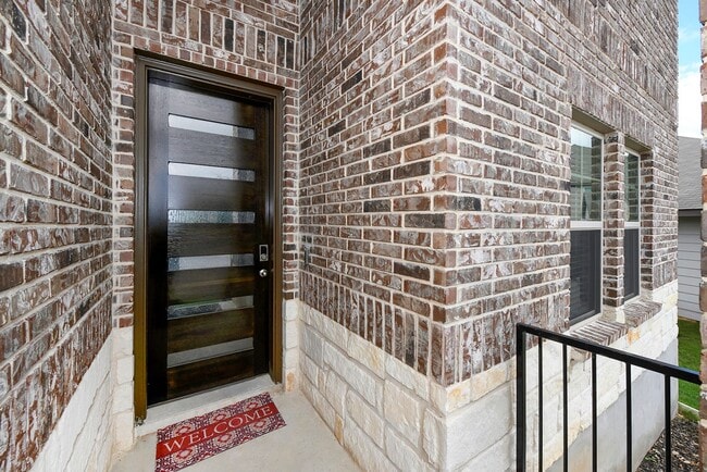 Building Photo - Nestled in the highly sought-after Scenic ...