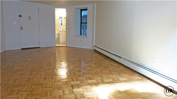 Building Photo - 305 E 94th St