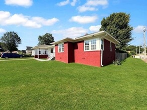 Building Photo - 1049 N Idlewild St