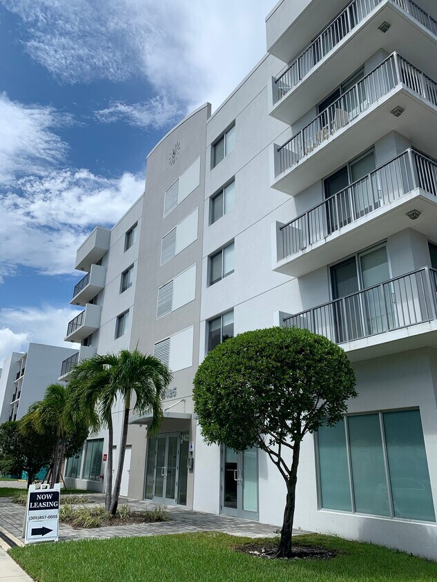 Foto principal - 2425 Coral Way