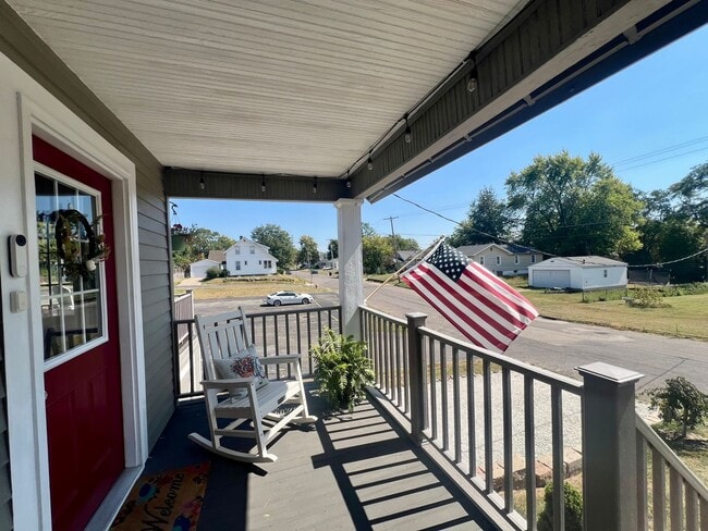 Building Photo - Beautifully Renovated & Fully Furnished Home in Peoria Heights!