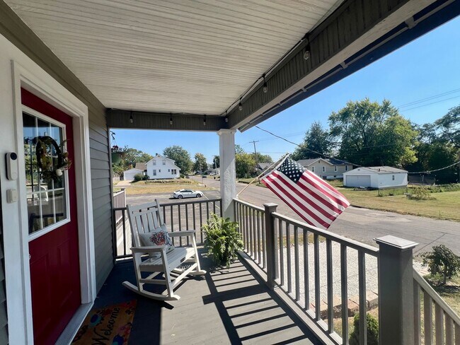 Foto del edificio - Beautifully Renovated & Fully Furnished Home in Peoria Heights!