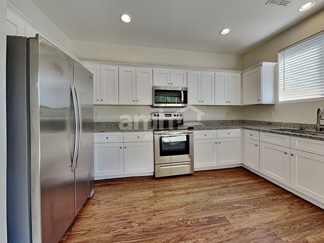 Building Photo - 12751 W Glenrosa Dr