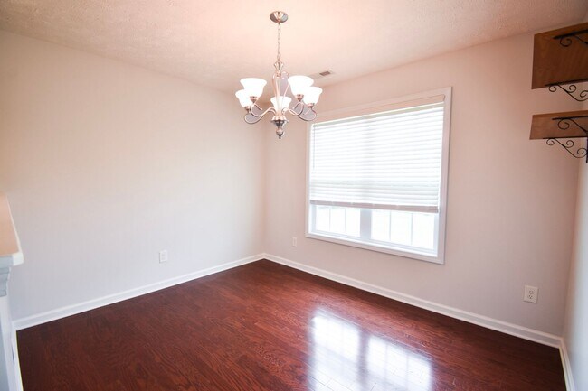 Building Photo - 3 BEDROOM 2 BATHROOM - PETS CONSIDERED