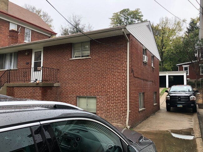 Building Photo - 454 Warner St