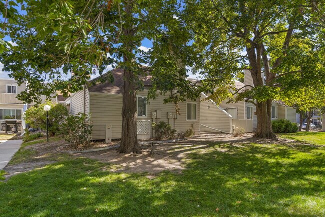 Foto del edificio - Updated Two-Bedroom with Carport Parking Next to Golf Course