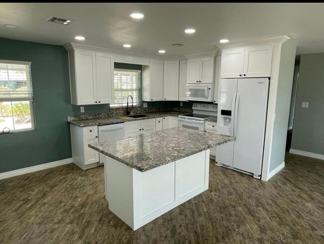 Building Photo - 6825 E Earll Dr