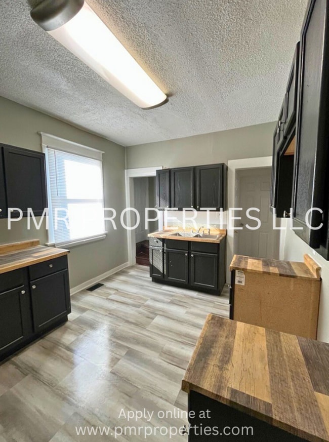 Building Photo - 4 Bedrooms/1 Bathroom House