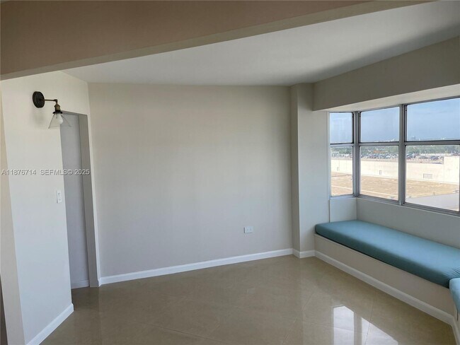 Foto del edificio - 1881 Washington Ave