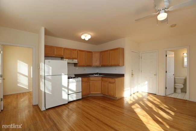 Building Photo - 910 W Dakin St