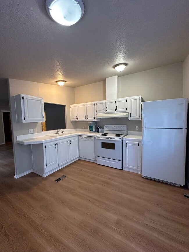 Foto del edificio - Adorable home in La Pine area, 1.5 acres fully fenced!!