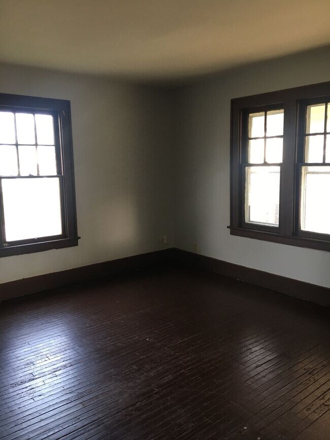 Building Photo - Spacious 5 Bedroom 2 Bath Home, with 2 bedrooms and bath on main level