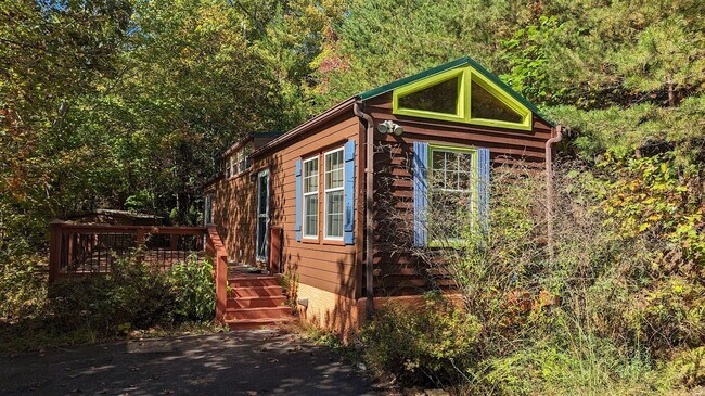 Building Photo - Adorable 1BD/1BA Tiny Home in the Isis Cov...