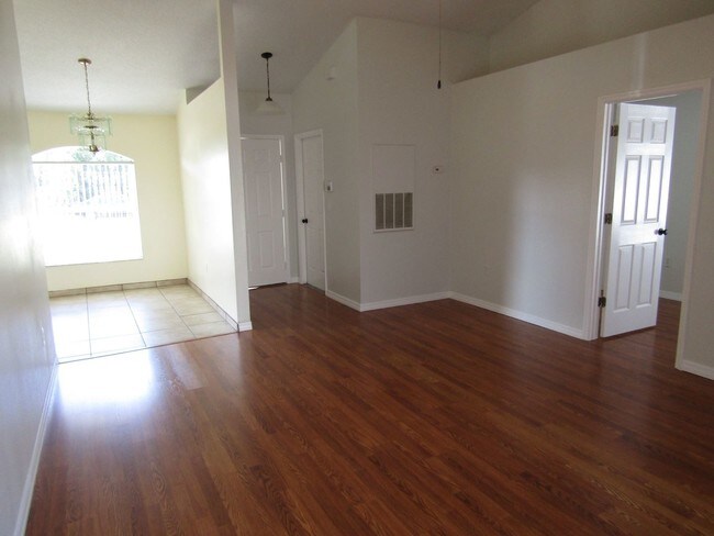 Building Photo - 725 Mink Ct
