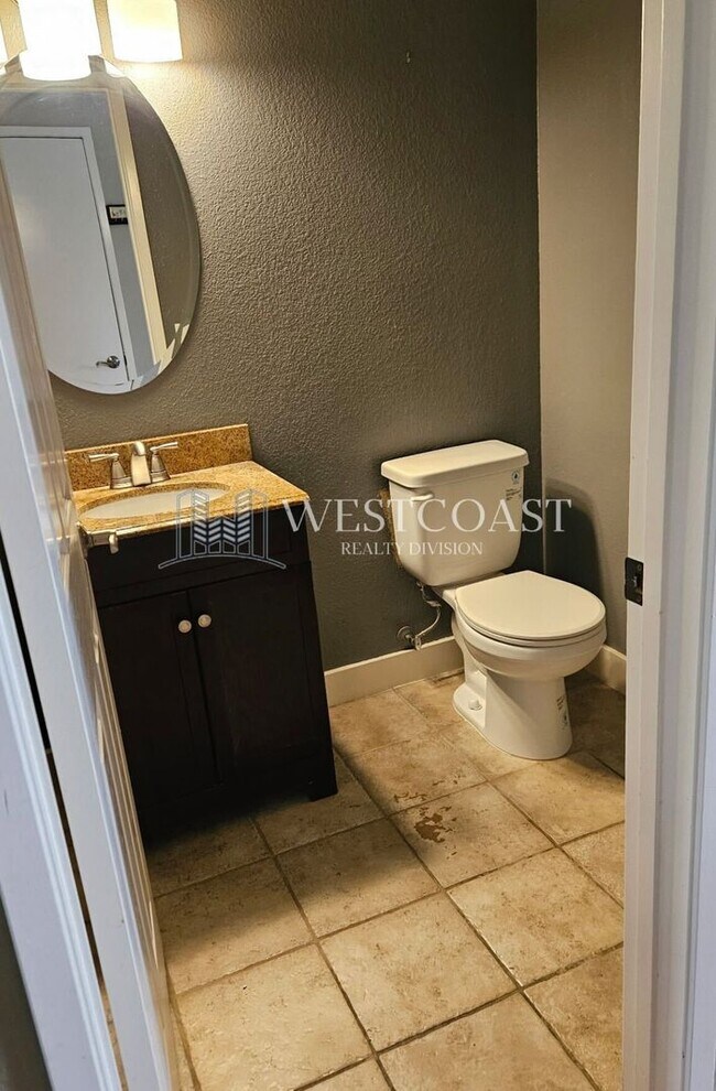 Foto del edificio - Elegant 3-Bedroom Home in Gated Vista Comm...