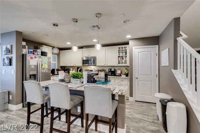 Foto del edificio - Inspirada Townhome!!