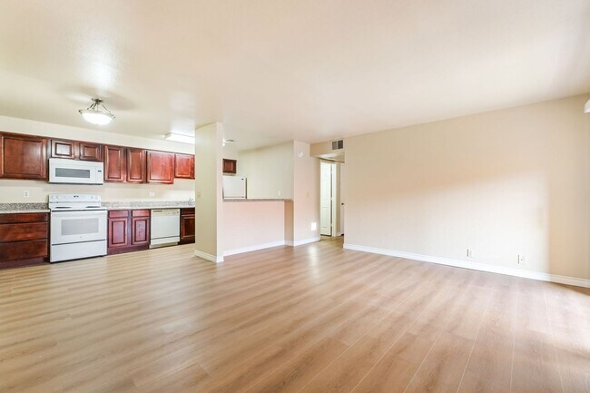 Foto del edificio - Bright & Charming Condo with Hardwood Floors and Included Appliances!