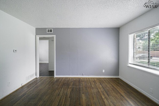 Building Photo - 2104 Virginia Dr