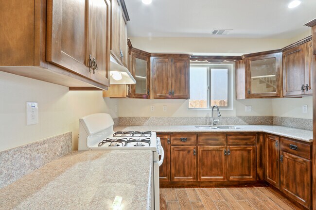 Building Photo - 827 N Brannick Ave