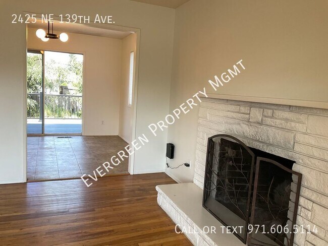 Foto del edificio - YOU WILL LOVE THIS SPACIOUS UPGRADED SPLIT...