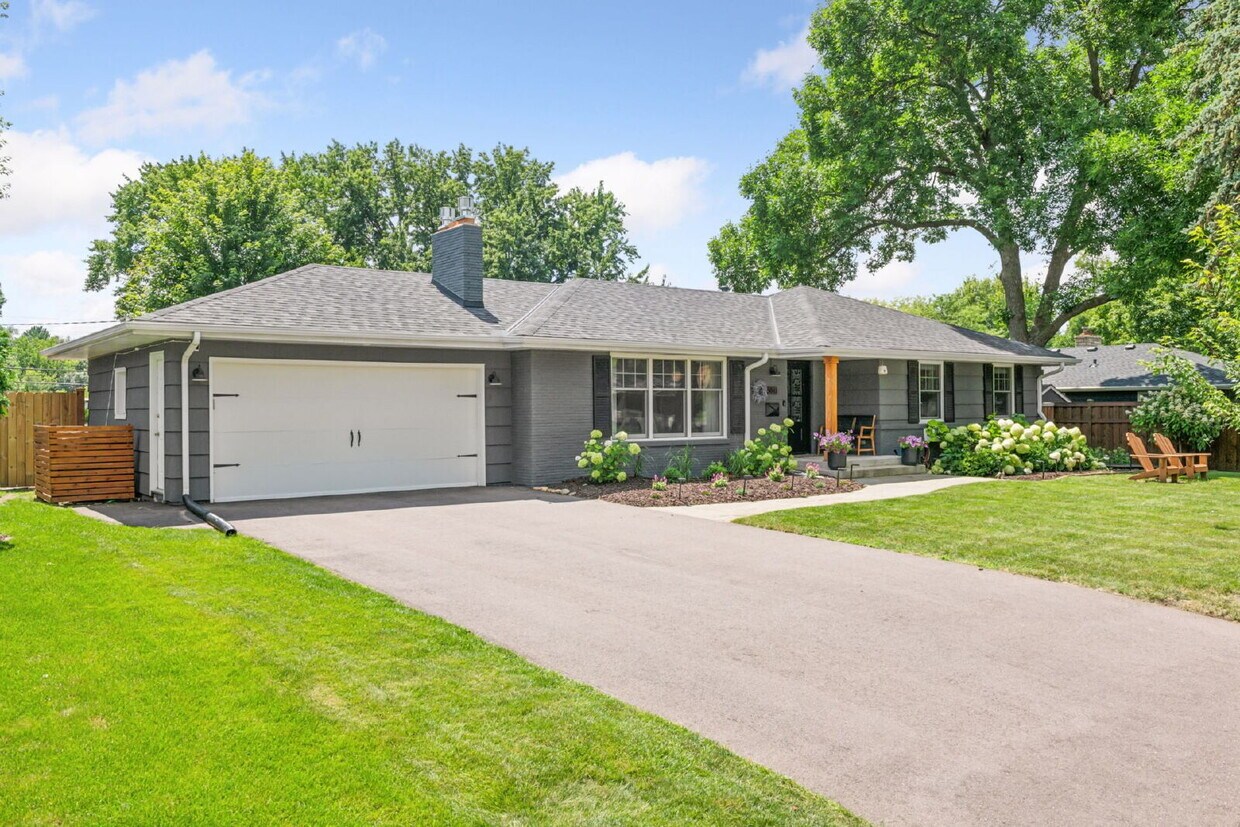 Foto principal - Edina Beauty with Custom Kitchen, Updates ...