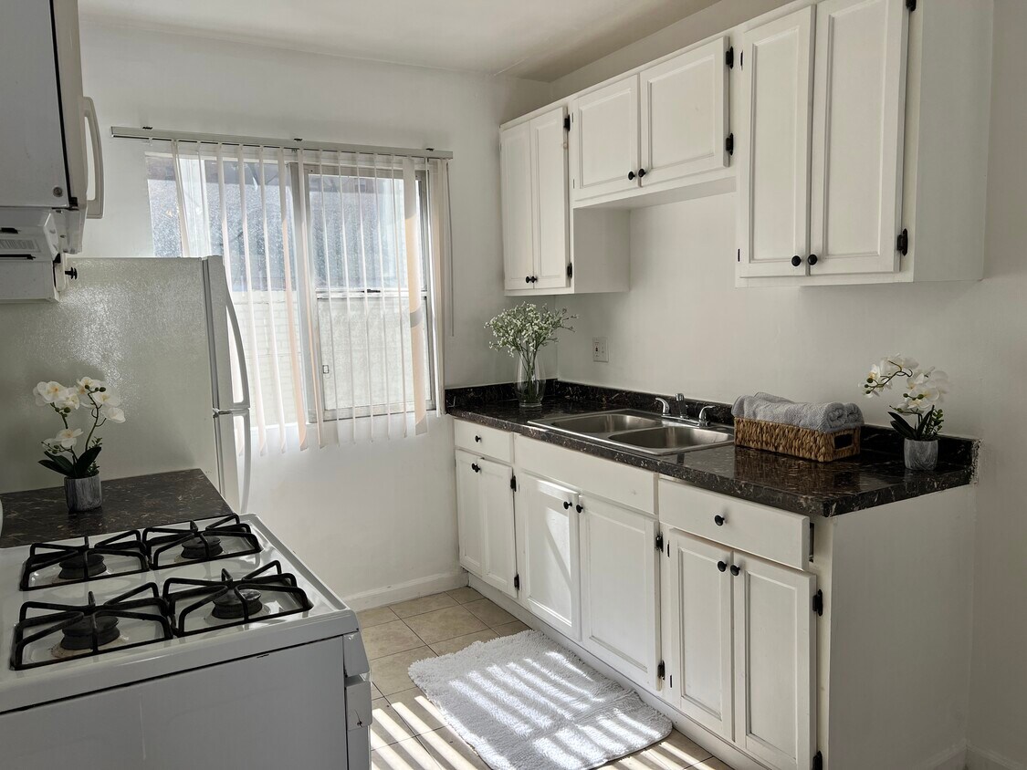 Primary Photo - 1330 S Wilton Pl