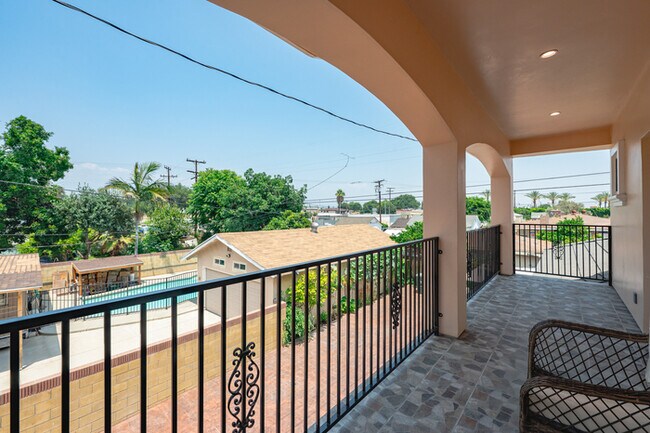 Foto del edificio - Stylish & Bright 2 Bed 2 Bath | Fully Furnished | Move-In Ready