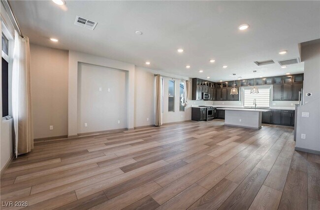 Foto del edificio - 8115 Carpenter Creek Ave