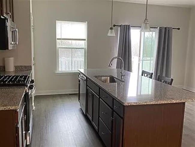 Building Photo - Downingtown suit home