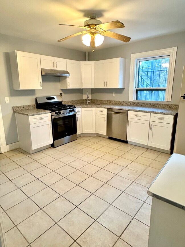 Building Photo - New Updates! Heat/ Hot water included. Pri...