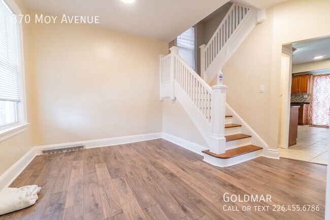 Building Photo - Large Walkerville home with finished loft,...