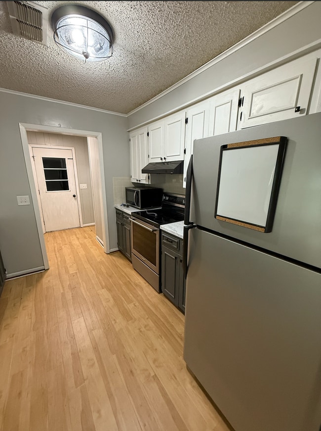 Foto del edificio - Charming 3-Bedroom Home with Bonus Room & ...