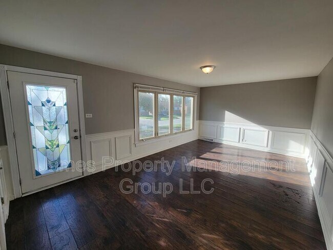Building Photo - 443 Mayfair Pl S