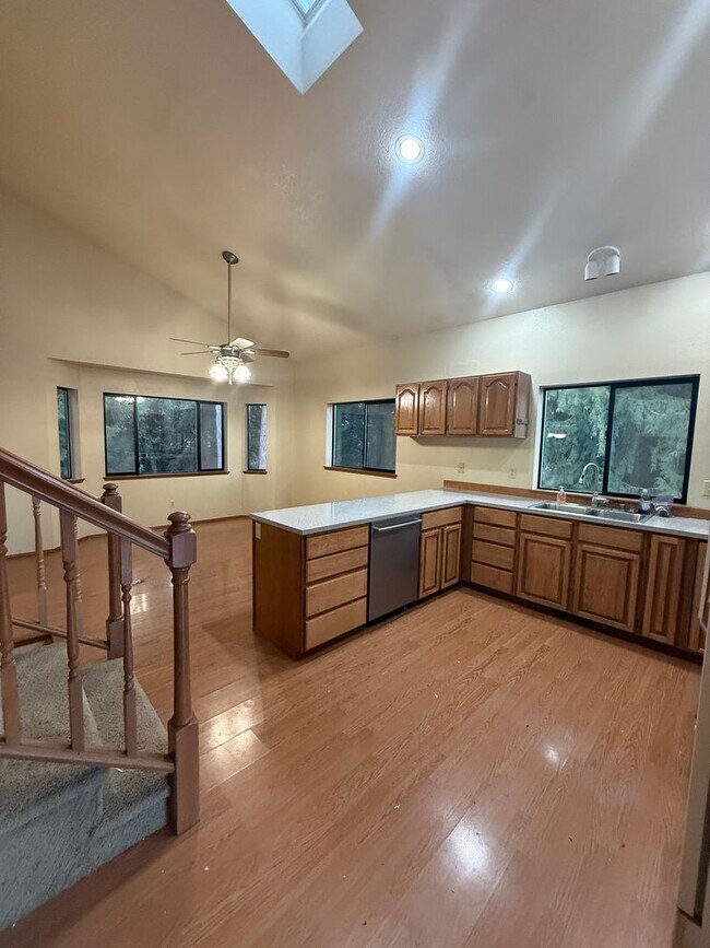 Building Photo - 3 BED 2.5 BATH WITH DAYLIGHT BASEMENT & BONUS ROOM - SPACIOUS CORNER LOT