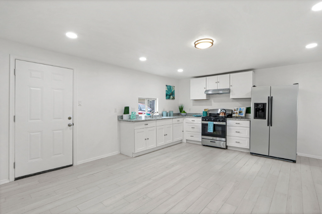 Building Photo - 9316 San Lorenzo Ave