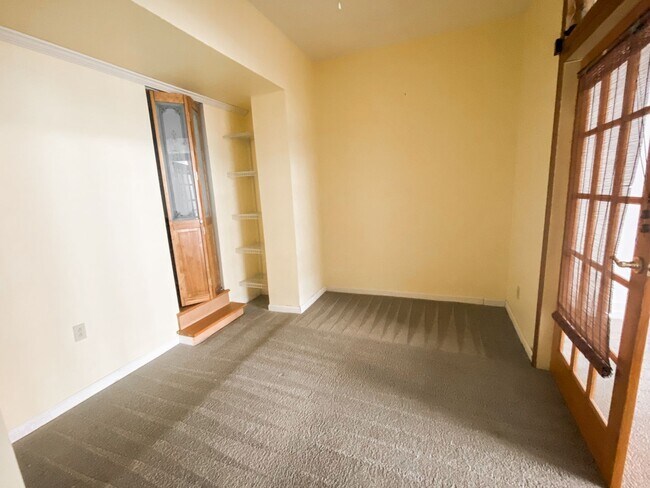 Building Photo - Two Bedroom, Two & Half Baths in Downtown